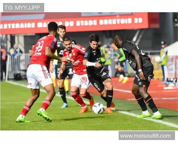 友谊赛精彩对决：里昂与巴黎圣日耳曼互交白卷引发全场热议